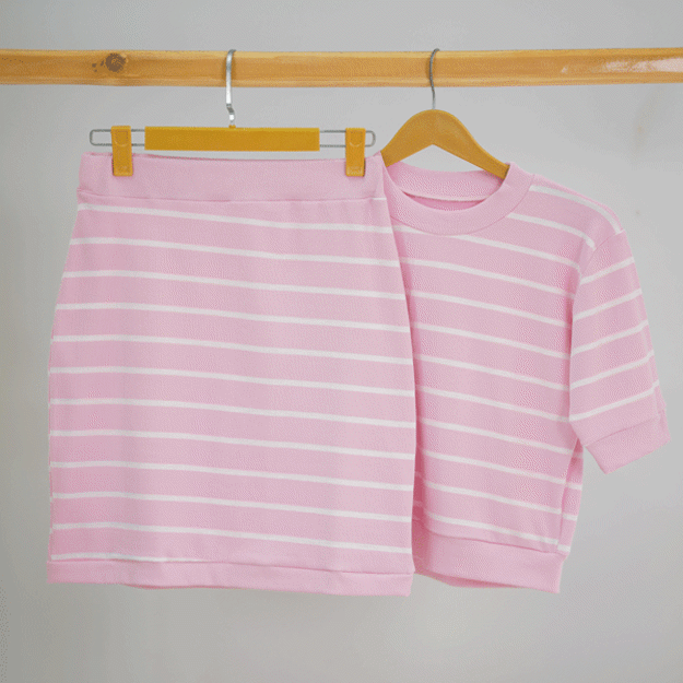 تصویر  تیشرت و دامن راه راه